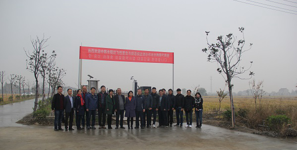 91视频网址入口副总经理朱旭华（左二）为考察团一行详细介绍了水稻病虫害绿色防控设备