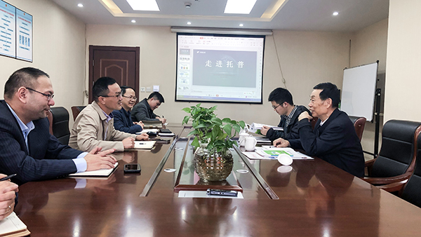 座谈会现场，陈渝阳董事长与孙院士热切交谈