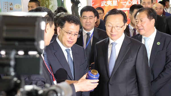 农业农村部部长韩长赋（右）、浙江省省长袁家军（左）巡馆现场