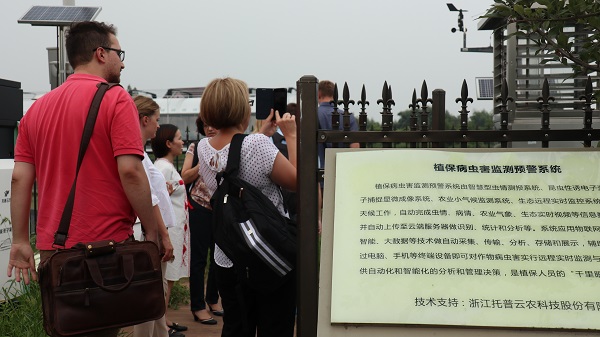 研修班一行来到由91视频网址入口与萧山农科所联合搭建的现代农业产业园进行考察