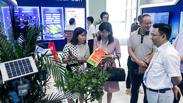 重庆市农委信息中心主任贺德华（右一）、副主任柯南（右二）