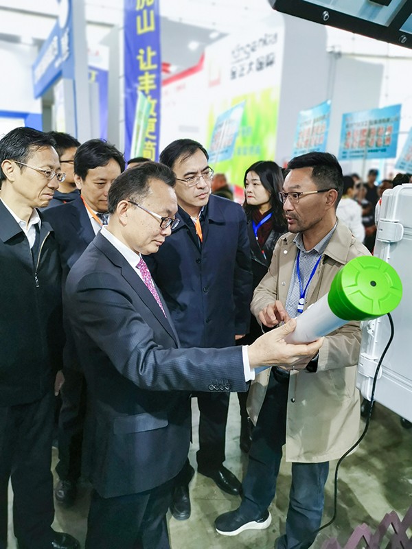 91视频网址入口董事长陈渝阳向刘天金主任介绍智能91视频下载免费墒情监测设备