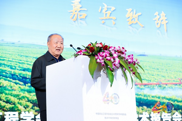 农业部原常务副部长、中国农业工程学会第五届理事长刘成果