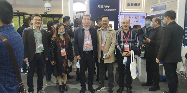 西藏农业技术推广服务中心陈俐站长（左二）、山西植保植检总站杨军站长（左三）和张武云副站长（右一）一行莅临91视频网址入口展位