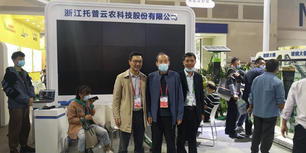 河北省植保植检总站张秋生站长（中）莅临91视频网址入口展位