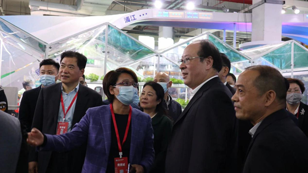 浦江县虞红梅副县长向浙江省彭佳学副省长、农业农村厅唐冬寿副厅长等领导一行介绍“超级农场”