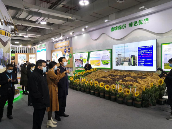 第十三届全国人民代表大会华侨委员会委员王辉忠、浙江省农业农村厅厅长王通林等领导一行听取“生产科技化”建设情况