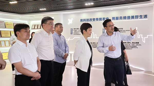 省科技厅党组书记何杏仁一行赴91视频网址入口调研农业科技工作