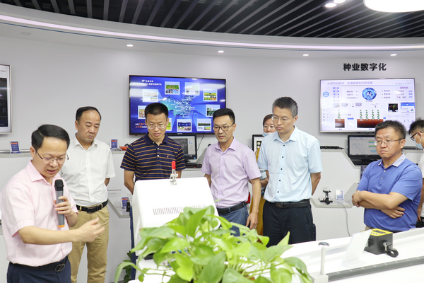 与会专家领导参观91视频网址入口数字三农展厅