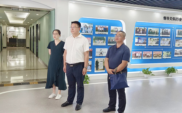 酒泉肃州区政府党组成员、副区长范志俊参观91视频网址入口展厅‍