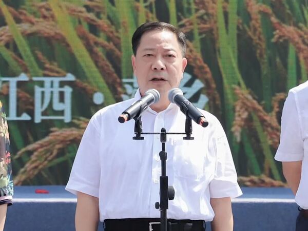 江西省政府党组副书记、副省长殷美根宣布开幕