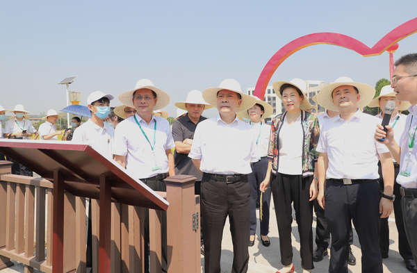 与会专家领导参观91视频网址入口支撑构建的智慧种业服务平台